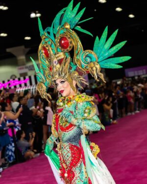 Cristian Peralta Instagram - México is in da House 🇲🇽. 

La ganadora de ‘Drag Race México’ primera temporada
@cristianperaltatranformista haciendo historia y presentando grandes looks en la @rupaulsdragcon 2024. 

.
.
.
.
.
.
.
.
.
.
.
.
.
.
.
.
.
.
.
#dragcon #drag #dragqueen #rupaul #rupauldragrace #rupauldragcon #mexico #vivamexico #moda #fashion #redcarpet #dragracemexico #dragraceméxico #dragracemexico1 #wowplus #lgbtpride #lgbt #cristianperalta #proudmexican #mexicolindo #mexicolindoyquerido #modafashion #dragqueens #dragmakeup #dragshow #coloresdemexico #mexicomagico #rupaulsdragcon #dragmexicano #tricolor