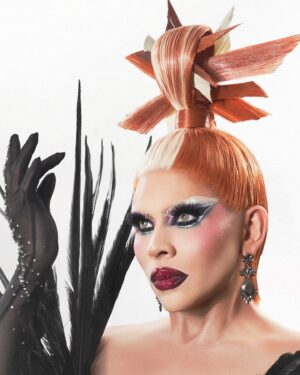 Cristian Peralta Instagram - En la vida hay momentos difíciles que lo que te deja de experiencia es la fortaleza que puedes descubrir!  @cristianperaltatranformista  Fotografía @rubendeleonhdz  Makeup @davidromanmakeup  Peluca @evelinecarmin  @dragracemexico @wowpresentsplus @rupaulsdragcon @worldofwonder #cristianperaltatransformista #cristianperaltatransformistapadredefamiliaoficial #dragracemexico #dragrace #dragcon #dragqueen #dragmexicano #makeupdrag