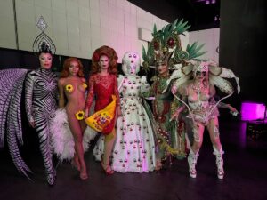 Cristian Peralta Instagram - Día de descanso y terminando subir contenido de mi experiencia en @rupaulsdragcon  con Reinas icónicas! @miss_alexis_mateo @missenvyperu @organzza @pandoranox @lina.galore @angeleanang @crystalmethyd @pititaqueen @marinaxsummers @missenvyperu  @wowpresentsplus @cristianperaltatranformista #dragcon #dragcon2024 @sutanamrull