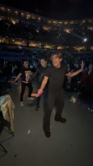 Cristian Peralta Instagram - Verdaderamente se dio toderrimo en esta coreografía de alto impacto! Tina Turner esto es para ti hasta el cielo mi niña hermosa 🕊️
De mega más el Dancing Queens de mi @anabarbaramusic @elsergiogabriel 👏🏾👏🏾 les amo!
•
Tomas aéreas de @eveboyoli el dron di