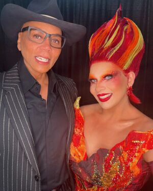 Cristian Peralta Instagram - No hay palabras para conocer a una de mis mayores inspiraciones en mi carrera @rupaulofficial, podría decir muchas cosas, pero el hecho de tener representación Mexicana en la @rupaulsdragcon lo dice todo! VIVA MÈXICO! @cristianperaltatranformista  @dragracemexico #cristianperaltatransformista #dragcon #dragrace #dragracemexico