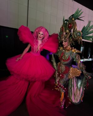 Cristian Peralta Instagram - Bellas mis queridas @jimbothedragclown @missenvyperu @tsmadison hermosas que gusto y fantasía conocerles, Realeza @rupaulsdragcon @rupaulofficial @wowpresentsplus @worldofwonder @cristianperaltatranformista @dragracemexico @cristianperaltatranformista #dragrace #rupauldragrace #dragcon2024