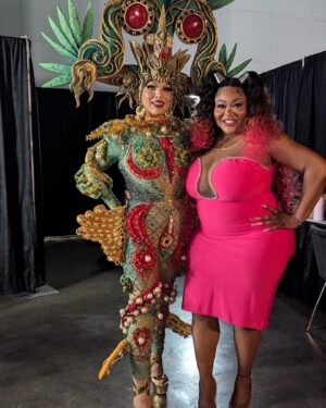 Cristian Peralta Instagram - Bellas mis queridas @jimbothedragclown @missenvyperu @tsmadison hermosas que gusto y fantasía conocerles, Realeza @rupaulsdragcon @rupaulofficial @wowpresentsplus @worldofwonder @cristianperaltatranformista @dragracemexico @cristianperaltatranformista #dragrace #rupauldragrace #dragcon2024