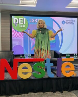 Cristian Peralta Instagram - Gracias @nestlemx @nestle por este maravillosa invitación y vivir la inclusión en la empresa y no solo el mes de el Pride🌈. Que viva la diversidad!❤️🧡💛💚💙💜. @cristianperaltatranformista #dragracemexico #cristianperaltatransformista #nestle