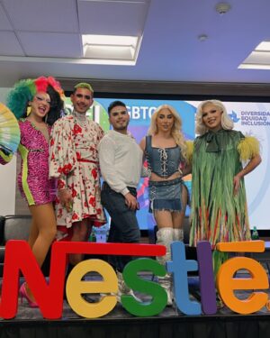 Cristian Peralta Instagram - Gracias @nestlemx @nestle por este maravillosa invitación y vivir la inclusión en la empresa y no solo el mes de el Pride🌈. Que viva la diversidad!❤️🧡💛💚💙💜. @cristianperaltatranformista #dragracemexico #cristianperaltatransformista #nestle