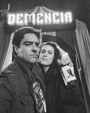 Cristián Riquelme Instagram - Casados hace 13 años, 3 hijos,  trabajo , deudas y aprendiendo a ser padres. Pero de vez en cuando nos vamos de copas, esta vez de botellas. 
@dealaskaapatagonia  en @demenciastgo 
Alguien más con algún ritual ?
