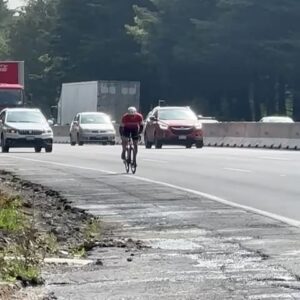 Cristián de la Fuente Instagram - Voy en la bici subiendo apenas y me pasa una tremenda moto con un galán al volante y una mujer de pelo moreno largo …
Los quedé mirando y dije, “tienen que ser @juansolervalls y @paulinamercado007 “… lo llamé por teléfono por si eran ellos para que me esperaran y saludarlos..
El problema es que eran muchos caballos de fuerza versus mis dos pobres piernas… así que después de varios minutos llegué a saludarlos…
Qué lindo verlos … la vida siempre te re-encuentra con tus amigos aunque tengas que perseguirlos en la autopista!!!

Te quiero Neneeeee me encanta verlos feliz!!!
A ver cuando nos vemos. Muchas cosas que contar 😜

Los quiero!!!!
(No puedo caminar del dolor de piernas 🤣🤣)
