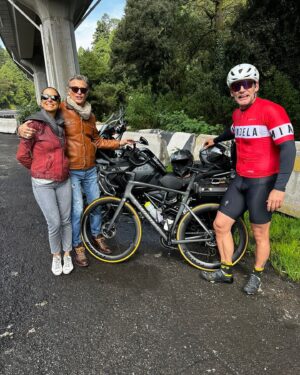 Cristián de la Fuente Instagram - Voy en la bici subiendo apenas y me pasa una tremenda moto con un galán al volante y una mujer de pelo moreno largo …
Los quedé mirando y dije, “tienen que ser @juansolervalls y @paulinamercado007 “… lo llamé por teléfono por si eran ellos para que me esperaran y saludarlos..
El problema es que eran muchos caballos de fuerza versus mis dos pobres piernas… así que después de varios minutos llegué a saludarlos…
Qué lindo verlos … la vida siempre te re-encuentra con tus amigos aunque tengas que perseguirlos en la autopista!!!

Te quiero Neneeeee me encanta verlos feliz!!!
A ver cuando nos vemos. Muchas cosas que contar 😜

Los quiero!!!!
(No puedo caminar del dolor de piernas 🤣🤣)