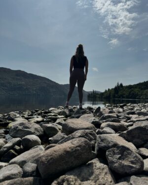 Cristina Boscá Instagram - Recorriendo en coche las Highlands de Escocia 🏴󠁧󠁢󠁳󠁣󠁴󠁿

@lovegreatbritain

1. El Lago Ness…
2. Mi culo tapando el Lago Ness. 🍑 
3. Mis vistas de copiloto a la izquierda.
4. LA INMENSIDAD 
5. Alojarse aquí ha sido increíble. Morvich!