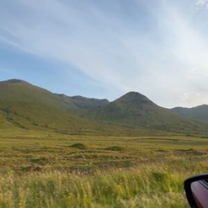 Cristina Boscá Instagram - Recorriendo en coche las Highlands de Escocia 🏴󠁧󠁢󠁳󠁣󠁴󠁿

@lovegreatbritain

1. El Lago Ness…
2. Mi culo tapando el Lago Ness. 🍑 
3. Mis vistas de copiloto a la izquierda.
4. LA INMENSIDAD 
5. Alojarse aquí ha sido increíble. Morvich!