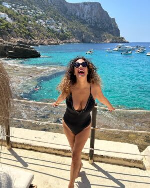 Cristina Rodríguez Torres Instagram - Dicen que solo los tontos son Felices, pues yo debo ser muy, pero que muy tonta🙄Hoy celebrando el cumple de Maridito en @beachclub_granfolies ❤️❤️ Te amo . Gracias @cottet_oficial por estas gafas graduadas que tanto me gustan