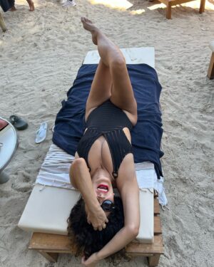 Cristina Rodríguez Torres Instagram - Pues esta vida me encanta… sobre todo porque estoy cerquita de TI❤️❤️ @dolorescortesswimwear @cosmeticamimate #mallorca #beachclub