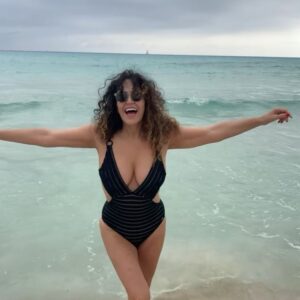 Cristina Rodríguez Torres Instagram - Venir a ver a Maridito a Mallorca es una maravilla!!!! Gracias @okmobility por hacerlo posible❤️❤️❤️ Y mi bañador es de @dolorescortesswimwear 🩱 . El velero de detrás no es nuestro, pero le gustó salir en las fotos 😁