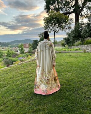 Cristina Rodríguez Torres Instagram - Ayer estuvimos en la boda de Helena y Boris, en Galicia y fue increíble ver cómo una pareja que lleva 25 años juntos, con dos hijos brillantes, Habana y Héctor, deciden casarse delante de toda su gente y celebrar su amor. ❤️El amor es lo más importante de la vida y cuando se ve, se siente, contagia todo lo que hay alrededor. 🥰Vuestra boda ha sido tan delicada, sin ser pretenciosa, tan impecable sin ser encorsetada y tan divertida sin ser ordinaria que quiero que os Caséis mil veces… Pero siempre JUNTOS
Gracias por este regalo. ❤️Por cierto reímos mucho y lloramos mucho!!! 😂🥲 Y yo fui con un kimono y unas joyas de @amoreseternosvintage. @helenafreijedo @elpapel_estuyo @nachomontestv @martavalverdeoficial @nataliamillansoyyo @pazocasalnovoeventos