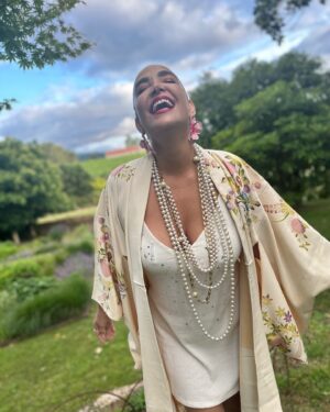Cristina Rodríguez Torres Instagram - Ayer estuvimos en la boda de Helena y Boris, en Galicia y fue increíble ver cómo una pareja que lleva 25 años juntos, con dos hijos brillantes, Habana y Héctor, deciden casarse delante de toda su gente y celebrar su amor. ❤️El amor es lo más importante de la vida y cuando se ve, se siente, contagia todo lo que hay alrededor. 🥰Vuestra boda ha sido tan delicada, sin ser pretenciosa, tan impecable sin ser encorsetada y tan divertida sin ser ordinaria que quiero que os Caséis mil veces… Pero siempre JUNTOS
Gracias por este regalo. ❤️Por cierto reímos mucho y lloramos mucho!!! 😂🥲 Y yo fui con un kimono y unas joyas de @amoreseternosvintage. @helenafreijedo @elpapel_estuyo @nachomontestv @martavalverdeoficial @nataliamillansoyyo @pazocasalnovoeventos