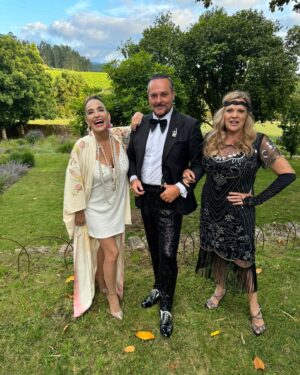 Cristina Rodríguez Torres Instagram - Ayer estuvimos en la boda de Helena y Boris, en Galicia y fue increíble ver cómo una pareja que lleva 25 años juntos, con dos hijos brillantes, Habana y Héctor, deciden casarse delante de toda su gente y celebrar su amor. ❤️El amor es lo más importante de la vida y cuando se ve, se siente, contagia todo lo que hay alrededor. 🥰Vuestra boda ha sido tan delicada, sin ser pretenciosa, tan impecable sin ser encorsetada y tan divertida sin ser ordinaria que quiero que os Caséis mil veces… Pero siempre JUNTOS
Gracias por este regalo. ❤️Por cierto reímos mucho y lloramos mucho!!! 😂🥲 Y yo fui con un kimono y unas joyas de @amoreseternosvintage. @helenafreijedo @elpapel_estuyo @nachomontestv @martavalverdeoficial @nataliamillansoyyo @pazocasalnovoeventos