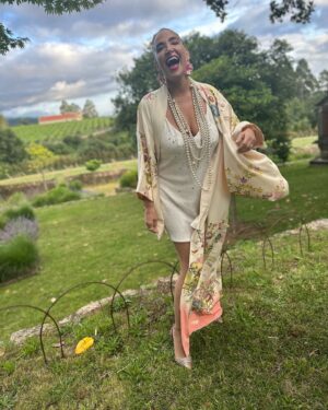 Cristina Rodríguez Torres Instagram - Ayer estuvimos en la boda de Helena y Boris, en Galicia y fue increíble ver cómo una pareja que lleva 25 años juntos, con dos hijos brillantes, Habana y Héctor, deciden casarse delante de toda su gente y celebrar su amor. ❤️El amor es lo más importante de la vida y cuando se ve, se siente, contagia todo lo que hay alrededor. 🥰Vuestra boda ha sido tan delicada, sin ser pretenciosa, tan impecable sin ser encorsetada y tan divertida sin ser ordinaria que quiero que os Caséis mil veces… Pero siempre JUNTOS
Gracias por este regalo. ❤️Por cierto reímos mucho y lloramos mucho!!! 😂🥲 Y yo fui con un kimono y unas joyas de @amoreseternosvintage. @helenafreijedo @elpapel_estuyo @nachomontestv @martavalverdeoficial @nataliamillansoyyo @pazocasalnovoeventos