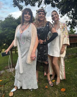 Cristina Rodríguez Torres Instagram - Ayer estuvimos en la boda de Helena y Boris, en Galicia y fue increíble ver cómo una pareja que lleva 25 años juntos, con dos hijos brillantes, Habana y Héctor, deciden casarse delante de toda su gente y celebrar su amor. ❤️El amor es lo más importante de la vida y cuando se ve, se siente, contagia todo lo que hay alrededor. 🥰Vuestra boda ha sido tan delicada, sin ser pretenciosa, tan impecable sin ser encorsetada y tan divertida sin ser ordinaria que quiero que os Caséis mil veces… Pero siempre JUNTOS
Gracias por este regalo. ❤️Por cierto reímos mucho y lloramos mucho!!! 😂🥲 Y yo fui con un kimono y unas joyas de @amoreseternosvintage. @helenafreijedo @elpapel_estuyo @nachomontestv @martavalverdeoficial @nataliamillansoyyo @pazocasalnovoeventos