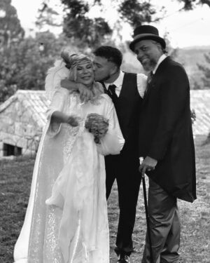 Cristina Rodríguez Torres Instagram - Ayer estuvimos en la boda de Helena y Boris, en Galicia y fue increíble ver cómo una pareja que lleva 25 años juntos, con dos hijos brillantes, Habana y Héctor, deciden casarse delante de toda su gente y celebrar su amor. ❤️El amor es lo más importante de la vida y cuando se ve, se siente, contagia todo lo que hay alrededor. 🥰Vuestra boda ha sido tan delicada, sin ser pretenciosa, tan impecable sin ser encorsetada y tan divertida sin ser ordinaria que quiero que os Caséis mil veces… Pero siempre JUNTOS
Gracias por este regalo. ❤️Por cierto reímos mucho y lloramos mucho!!! 😂🥲 Y yo fui con un kimono y unas joyas de @amoreseternosvintage. @helenafreijedo @elpapel_estuyo @nachomontestv @martavalverdeoficial @nataliamillansoyyo @pazocasalnovoeventos