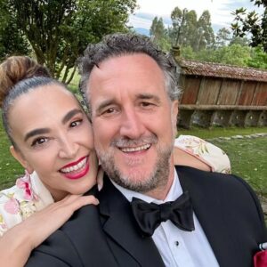 Cristina Rodríguez Torres Instagram - Ayer estuvimos en la boda de Helena y Boris, en Galicia y fue increíble ver cómo una pareja que lleva 25 años juntos, con dos hijos brillantes, Habana y Héctor, deciden casarse delante de toda su gente y celebrar su amor. ❤️El amor es lo más importante de la vida y cuando se ve, se siente, contagia todo lo que hay alrededor. 🥰Vuestra boda ha sido tan delicada, sin ser pretenciosa, tan impecable sin ser encorsetada y tan divertida sin ser ordinaria que quiero que os Caséis mil veces… Pero siempre JUNTOS
Gracias por este regalo. ❤️Por cierto reímos mucho y lloramos mucho!!! 😂🥲 Y yo fui con un kimono y unas joyas de @amoreseternosvintage. @helenafreijedo @elpapel_estuyo @nachomontestv @martavalverdeoficial @nataliamillansoyyo @pazocasalnovoeventos