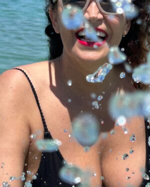 Cristina Rodríguez Torres Instagram - No tener vacaciones no está tan mal cuando tu Maridito trabaja en @okmobility en Mallorca👏👏👏 Esto es el Paraíso 🏖️ Pero poneros mucho protección solar @cosmeticamimate