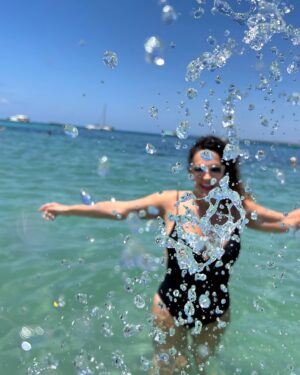 Cristina Rodríguez Torres Instagram - No tener vacaciones no está tan mal cuando tu Maridito trabaja en @okmobility en Mallorca👏👏👏 Esto es el Paraíso 🏖️ Pero poneros mucho protección solar @cosmeticamimate