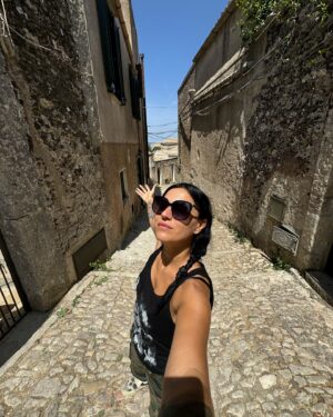 Cristina Scabbia Instagram - Marausa ed Erice photo/video dump
Scroll to see Sicilian furry cuties, awesome food and a dancing Cri

Thank you @baia_3_torri I had a fantastic time 🖤

#sicily
@rockertv_