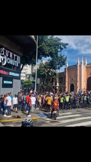 Cristóbal Soria Instagram - La comunidad internacional NO puede continuar de brazos cruzados viendo los acontecimientos que se están sucediendo en Venezuela…TODOS necesitamos saber la verdad…!!!♥️🇻🇪♥️🇻🇪♥️🇻🇪♥️🇻🇪♥️🇻🇪