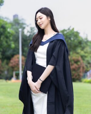 Crystal Fung Instagram - 20240718
轉瞬間已經相隔八年，我再次穿上畢業袍，戴上四方帽，踏上母校香港大學Grand Hall禮堂。能夠以優異成績（Distinction）理科碩士畢業，我內心的喜悅真是難以形容。

非常感謝學校一眾教授和老師們的悉心教導，讓我在讀書的道路上不斷成長。也很高興能夠結識一班優秀的同學，大家一起努力、互相支持。最重要的是，感謝我的父母和家人，他們一直以來都在背後支持我，鼓勵我勤於學問、追求知識。

在港大的這些年裡，我留下了很多美好的回憶。而每個同學在領取畢業證書後，都會有自己的夢想和方向。我選擇了「學海無涯，學無止境」的心態，希望未來能夠豐富自己的人生，踏上新的學習旅程，繼續向前。

希望大家都能勇敢追夢，為著目標努力奮鬥。並且透過終身學習、持續進修，讓自己保持進步。
🎓💐

Makeup & Hair : @kayowang 
📸: @ed.win_0418