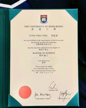 Crystal Fung Instagram - 20240718
轉瞬間已經相隔八年，我再次穿上畢業袍，戴上四方帽，踏上母校香港大學Grand Hall禮堂。能夠以優異成績（Distinction）理科碩士畢業，我內心的喜悅真是難以形容。

非常感謝學校一眾教授和老師們的悉心教導，讓我在讀書的道路上不斷成長。也很高興能夠結識一班優秀的同學，大家一起努力、互相支持。最重要的是，感謝我的父母和家人，他們一直以來都在背後支持我，鼓勵我勤於學問、追求知識。

在港大的這些年裡，我留下了很多美好的回憶。而每個同學在領取畢業證書後，都會有自己的夢想和方向。我選擇了「學海無涯，學無止境」的心態，希望未來能夠豐富自己的人生，踏上新的學習旅程，繼續向前。

希望大家都能勇敢追夢，為著目標努力奮鬥。並且透過終身學習、持續進修，讓自己保持進步。
🎓💐

Makeup & Hair : @kayowang 
📸: @ed.win_0418