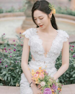 Crystal Fung Instagram - 這身造型我非常喜歡💖但不知在什麼地方拍攝效果最好。
攝影師就提議只有一個地方才是這條裙子的perfect match。
當我到達時，才發現這裡是婚照拍攝的熱門場地👰🏻‍♀️

這讓我突然想起自己即將為一位認識多年的好朋友擔任婚禮伴娘。
這將是我人生中第一次做伴娘💐
我心想：如果能穿上這條漂亮的裙子出席婚禮，那就太完美了。

攝影師聽到後，笑著說：「你今天這身白裙配上鮮花的造型，更像是一位花女呢！」🌸
我也忍不住笑了出來🤭
雖然我對他的攝影技術很有信心，
但我不禁懷疑他知道什麼年齡的小朋友才可以擔任花女嗎？

不過我還是忍住，沒有問出口。
因為看到他在大熱天下為我拍攝🥵
我怕他會生氣而拋下相機，
那我就束手無策了。
所以最終答案到底是什麼？
😅

Makeup & Hair : @kayowang 
Dress : @elysianbridal 
Flower : @privatefloralhk 
📸 ： @dreamer317hk