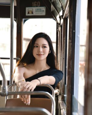 Crystal Fung Instagram - 乘著電車，音樂縈繞耳際，
此情此景，上一次已是在大學時期。
坐在同一個位置上，
一剎那昔日回憶湧現，
往事已經無法再抑壓，
但過去不能永遠徘徊心裡，
人生總要從夢中回到現實，
繼續迎接未來。

《Past Lives》 
大家不妨聽聽這首歌。

Makeup & Hair : @kayowang 
📸 : @ed.win_0418