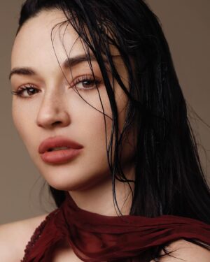 Crystal Reed Instagram - Thank you for all the laser love and for your genuine spirit. Xx My magic skin wizard : @dranettareszko