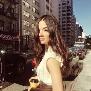 Actress Crystal Reed HD Instagram Photos and Wallpapers September 2024