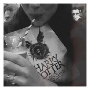 Crystal Reed Instagram - Happy muggle in London.
#potterhead4L #leftitalybuttookthespritz