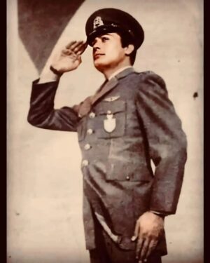 Cüneyt Arkın Instagram - Askerlik hatırası 🇹🇷

#cüneytarkın #tbt #tb #fotoğraf