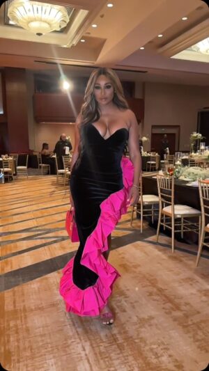 Cynthia Bailey Instagram - “don’t just walk into a room, ENTER.”🩷🖤🩷

#cynthiabailey 
#modelbehavior 
#godswill
#staythecourse 
#thereshego
#love

👗: @jovani
👛: @nila_bags 
👠: @theprettymess
🎥: @freddyophotos