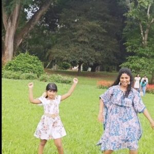 Cynthia Vinolin Instagram - Kundu kundu ponnu😍🥹❤️

P.S: Never leave chitha to do a reel alone for sure 😅
Impromptu reels time with my lattuss😍🤩

#cynthiavinolin #love #happinesss #peace #chennai #tamilnadu #canada🇨🇦 #toronto