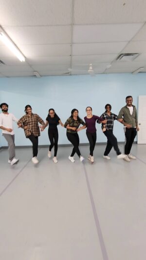 Cynthia Vinolin Instagram - After a nice Lunch ,
Our rehearsal needed a break so we shot this 😍

✨
Crew for the event: @sreeya_gampala
@vaishu_gampala @ajay.johnson.925
@kulamshanoo
@viyasan.thiru #Thomena 

#cyndysdancecrew #kalyanivechavecha
#cynthiavinolin
#dancereels #dance #toronto #canada🇨🇦 #love #peace #happiness #chennai #darlingdumbakku