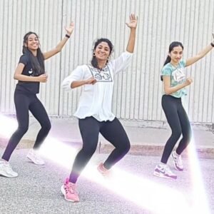 Cynthia Vinolin Instagram - MAKKAMISHI 

@iamsandy_off 
Sanku papa choreography 😍🤩🥰🔥 this is soo cool and peppy though.... 
#tharamanasambavam😈❤️💪🏻

Tried my best 😝🤩

Kuddos to the whole team ...
@jayamravi_official
@paaldabba.iam @jharrisjayaraj @thinkmusicofficial 
#Brother movie crew..

#cynthiavinolin #love #peace #happiness #canada🇨🇦 #toronto #chennai #dancewithcynthia