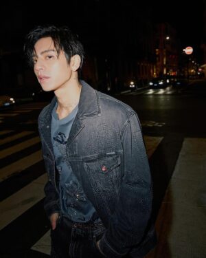 DPR IAN Instagram - We will not fall ❤️‍🔥🌑 #dreamers #dpr

Fashion editor / Sang Lee
Photography / Jay Lim
Stylist / Joonyong An
Hair&make-up / Yoonjung Choi

@dolcegabbana
@arenakorea