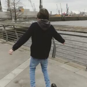 Daan Lennard Liebrenz Instagram - Frohe Ostern aus dem kalten aber schönen Hamburg! 🐰🐇🚢⚓️
#ostern #froheostern #happyeaster #hamburg #HH #hafen #hafencity #eisekalt #schön #baldgehtsinswarme #daanlennardliebrenz