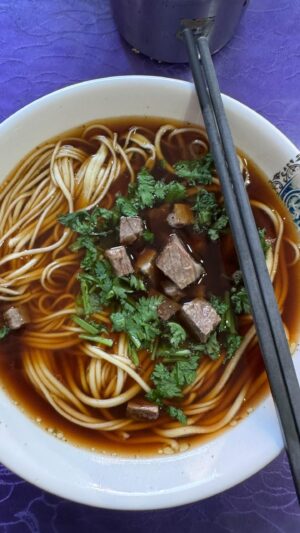 Dabiz Muñoz Instagram - Uno de los mejores noodles con sopa que recuerdo ❤️La cocina humilde o callejera de Asia nunca deja de maravillarme , da igual cuantas veces vuelva.
Verdadera alta cocina que dispara al alma 💣
🐽🐽🐽🐽🐽🐽🐽🐽🐽🐽🐽🐽🐽🐽🐽 .
One of the best noodles with soup that I remember ❤️The humble or streetfood of Asia never ceases to amaze me, no matter how many times I return. 
True haute cuisine that shoots to the soul 💣