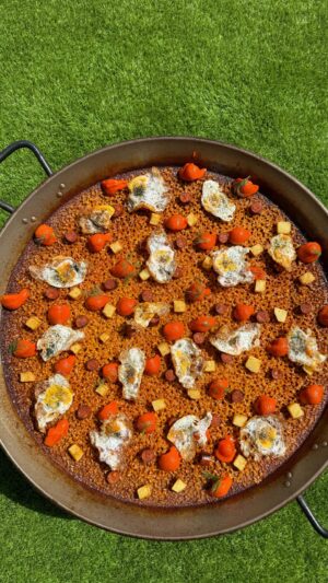 Dabiz Muñoz Instagram - “Paella a la cubana” ❌⭕️
La ultima masterpiece de la temporada hasta septiembre:
Caldo a la brasa de chistorra y pollo - tomates cherry liquidos - patatas fritas y chistorra al carbon - salsa de tomate y chipotle - huevos fritos de perdiz con sazón de algas. 
Dejo esto por aquí y me voy…