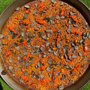 Dabiz Muñoz Instagram - La “PaellaLand❌⭕️” . Una paella imposible hecha realidad, un mar y montaña con sabores terrosos y yodados ligeramente dulces, mucho umami marino acidulado con sabor a bosque en cada bocado. Colores de fantasía naturales, corales de carabinero y tintas de los interiores de los mejores chipirones del mundo, pura mantequilla marina, con los negros marmolados de la trufa negra… no hay palabras!!!!
La “PaellaLand❌⭕️”, De chipirones de la Ría bañados en salsa americana de carabineros a la 
manzanilla-jalapeños-jengibre con 	trufa negra y caldo de pollo asado al limón.