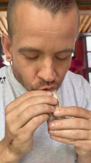 Dabiz Muñoz Instagram - Welcome to a new season of Pedrochos On Tour 🔥!
Pato laqueado Pekines asado a la leña de palmera !!!!
Brutalisimo nivel muuuy alto en texturas, sabores, aromas y en alimentar el alma ❤️
#pedrochosontour