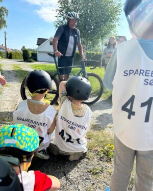Dag Otto Lauritzen Instagram - Fantastisk sykkeldag sammen med over 50 ivrige barn mellom 3-6 år på @espiraholbekk barnehage i  Grimstad. Full innsats på 2 hjul etter prat om bruk av hjelm og litt om sykling på sykkel/ gangsti. Stor heiagjeng med alle de minste   ansatte. #hverdsgstrim #sykkelglede @espira @vibekela @line_lauritzen @andreascarlszon @tiril @stian_lauritzen