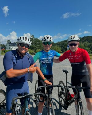 Dag Otto Lauritzen Instagram - Deilig med trilletur til Lillesand og kaffestopp etter nesten 4 uker i Tdf.,Traff Norges nye Sykkel proff 16 år signert med AG2R : Ole Jakob Garnevik fra Konnerud / Drammen - Det gror i sykkel Norge 🚴‍♀️🤩👍 @bjornatleeide @vik.erling #sykkelglede #hverdagstrim