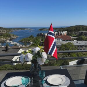 Dag Otto Lauritzen Instagram - Litt forsinket : GRATULERER MED DAGEN NORGE. Fantastisk 17 mai i Grimstad sammen med familie og gode venner.  #Køllekammeratene tilbake i Borgertoget etter mange års pause : 30 års jubileum 🎉🎊
Hipp hipp hurra 🇳🇴🇳🇴😍❤️