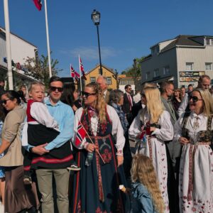 Dag Otto Lauritzen Instagram - Litt forsinket : GRATULERER MED DAGEN NORGE. Fantastisk 17 mai i Grimstad sammen med familie og gode venner.  #Køllekammeratene tilbake i Borgertoget etter mange års pause : 30 års jubileum 🎉🎊
Hipp hipp hurra 🇳🇴🇳🇴😍❤️